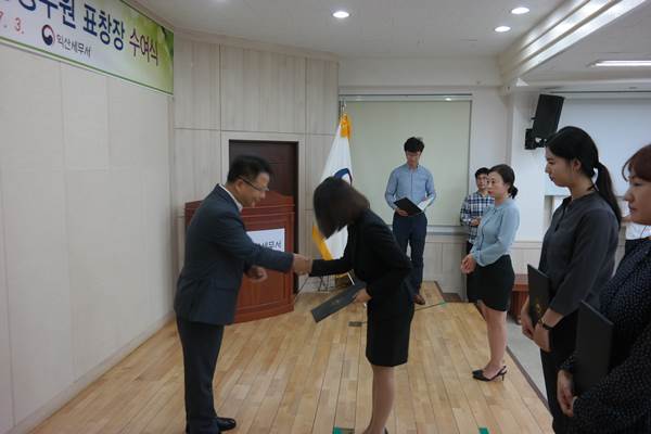 김기영 서장이 신규 전입직원에게 임용장을 수여하고 있다.